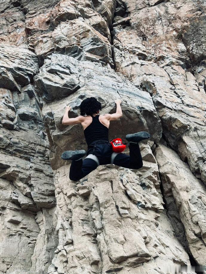 姚琛被六公主问到人生高光 很多人执着追寻某一个顶峰，姚琛却觉得当下即是高光，活在