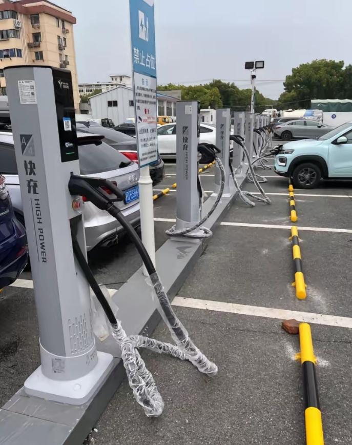 国家发话了，从4月1日开始，所有机关、医院、学校必须配齐充电车位并向社会开放，确