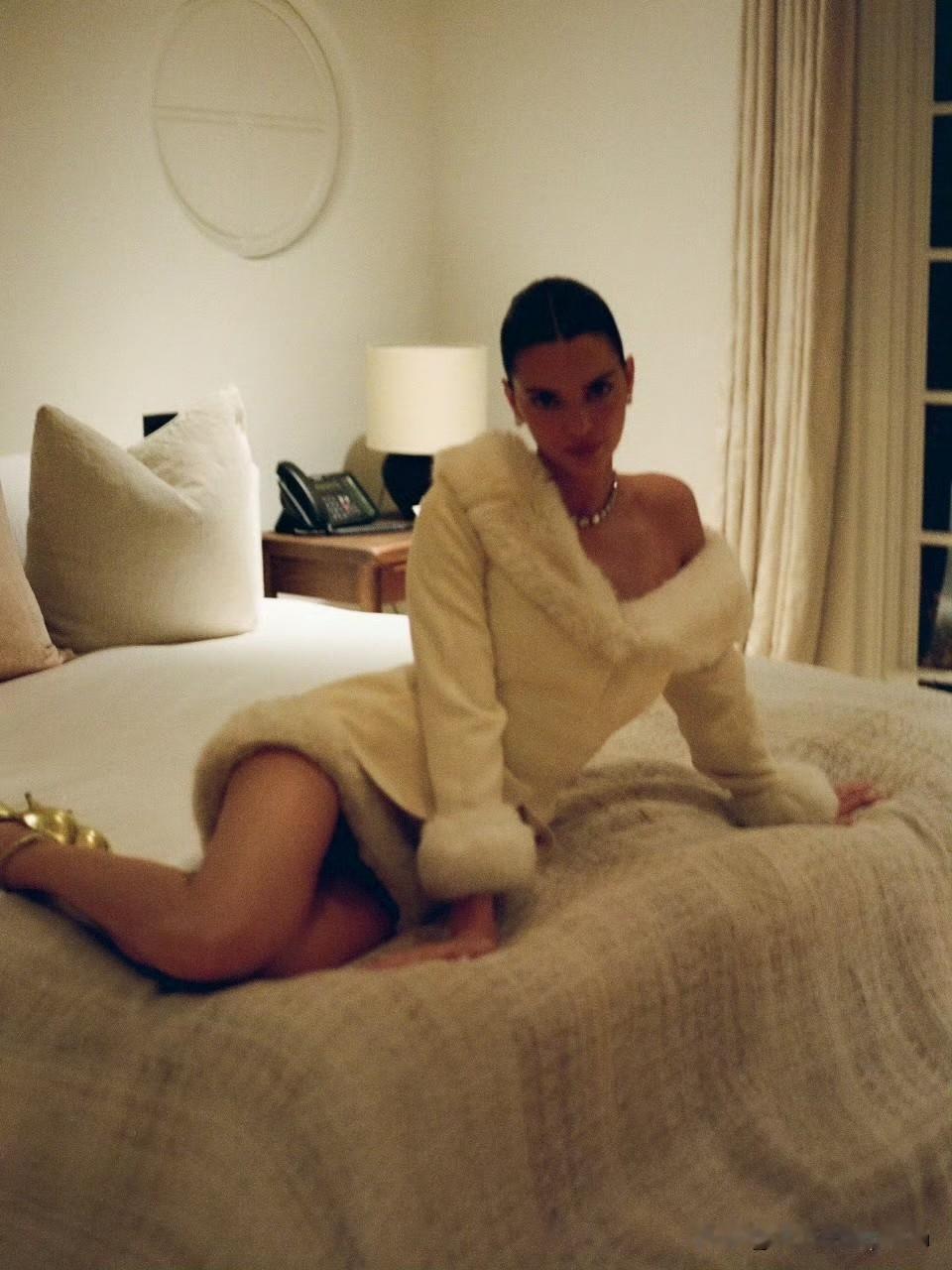 肯豆这套vintage Mugler战袍真是完美衬托她的好身材(✪▽✪)！
这身