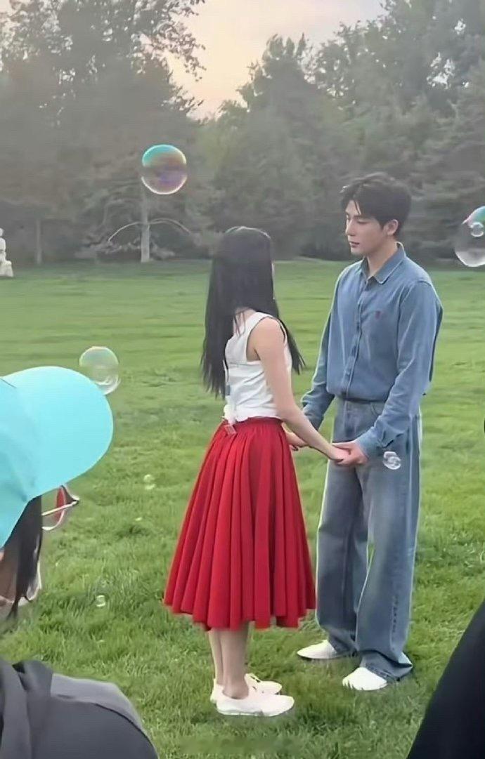 这女主是有多瘦啊，紧身背心后面都得带夹子！ 
