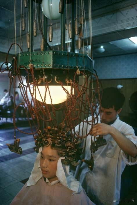 20世纪70年代，烫发的风尚悄然兴起，成为了一股不可忽视的潮流。在北京、上海等大