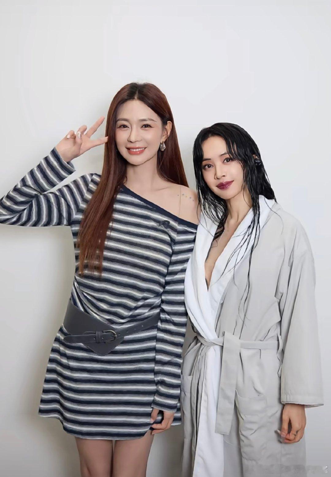 沈梦辰蔡依林合影蔡依林沈梦辰合影沈梦辰蔡依林合影，沈梦辰这追星也太成功了吧，接连