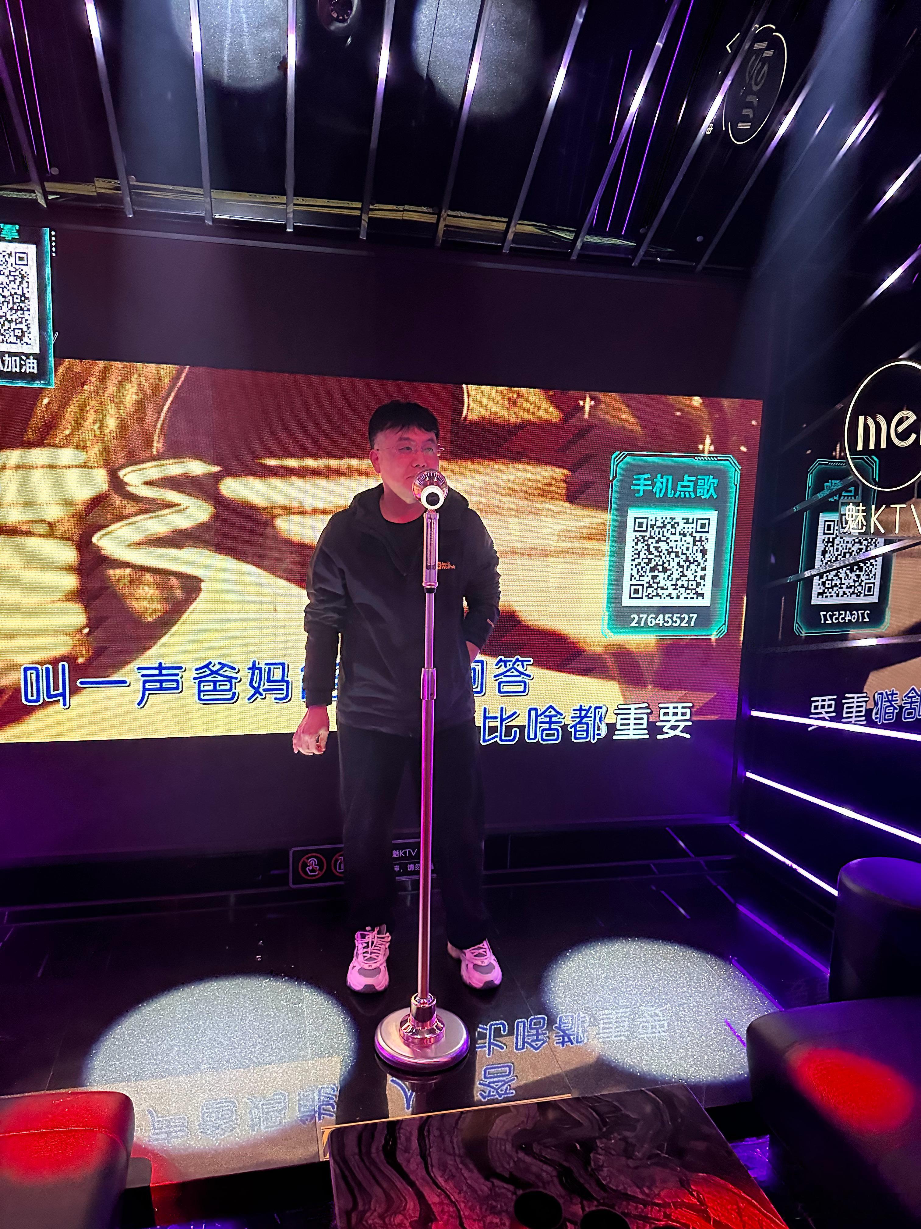 老登的解压方式 最近压力太大无处排遣下班叫哥们来唱K纯K 不是商K 没有“音乐老