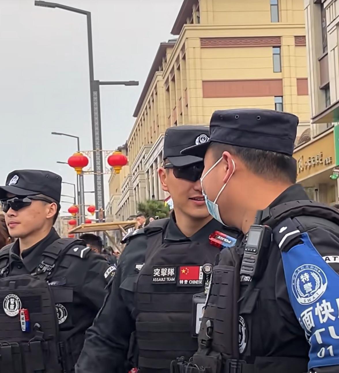 辅警出警若无民警在场是不合法的，原因在于辅警不具备独立执法权，需在民警指挥或带领