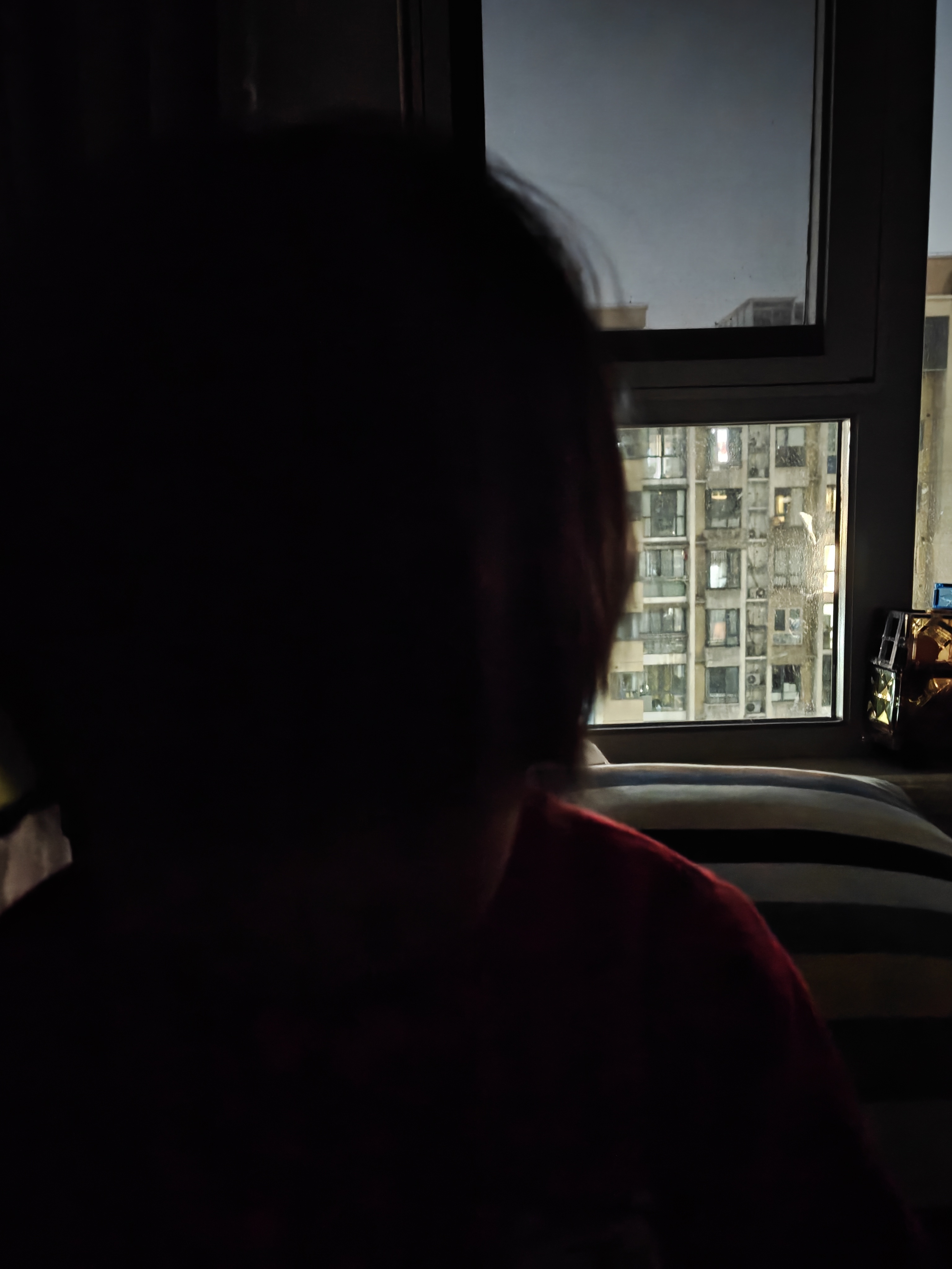 哄三岁小孩睡觉真是「世纪大难题」啊从床上转战到沙发