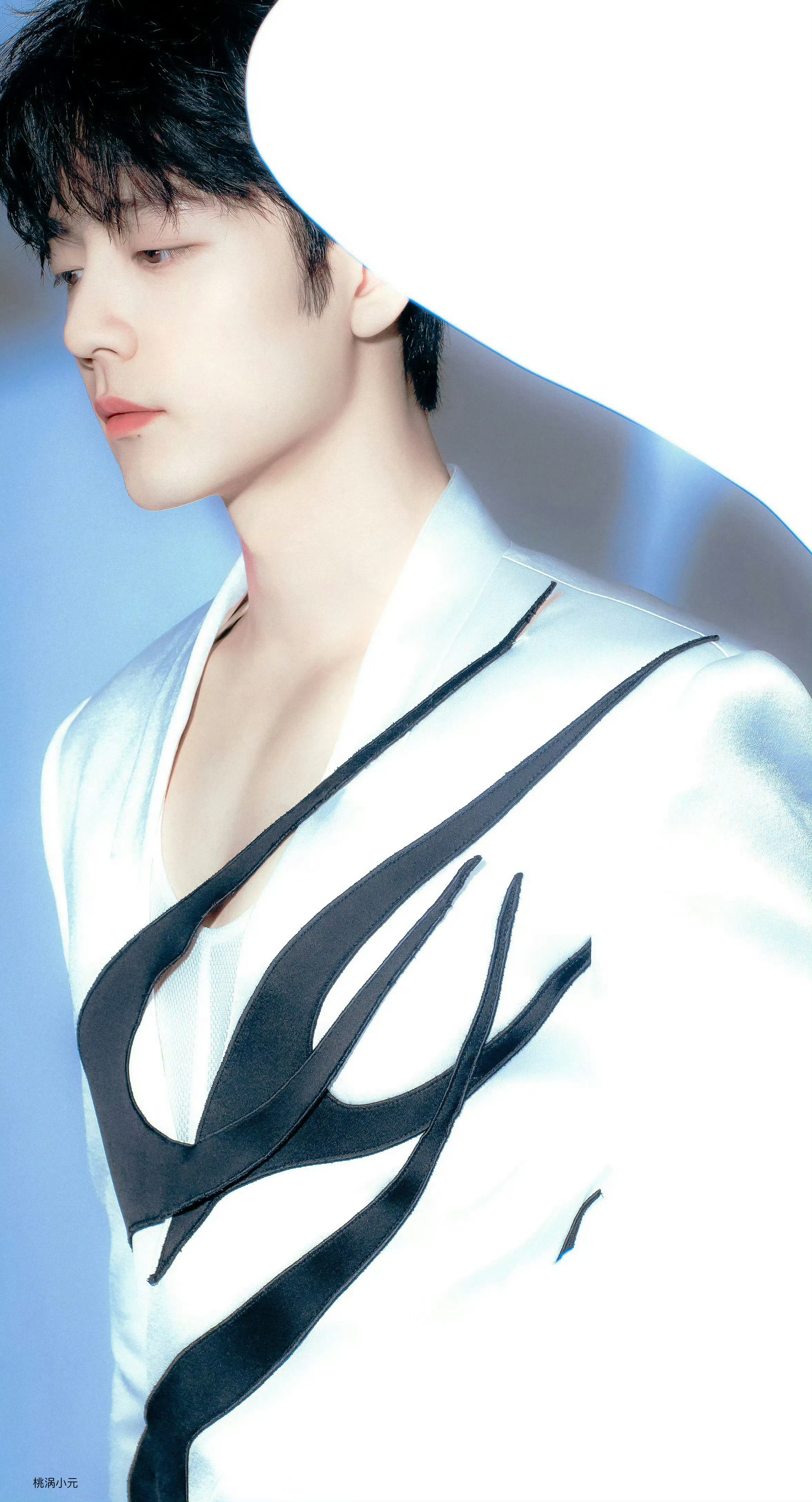 从画里走出来的美男子！美的像一幅画！看不够！黄觉教肖战脸颊比心◎肖战