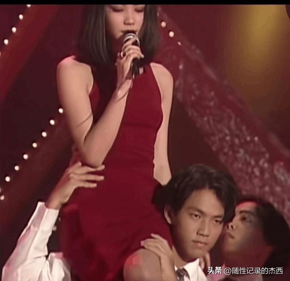 早年前王菲开演唱会时舞台上的一张留影，那个时候的王菲留着齐肩的短发，眼睛比较大，