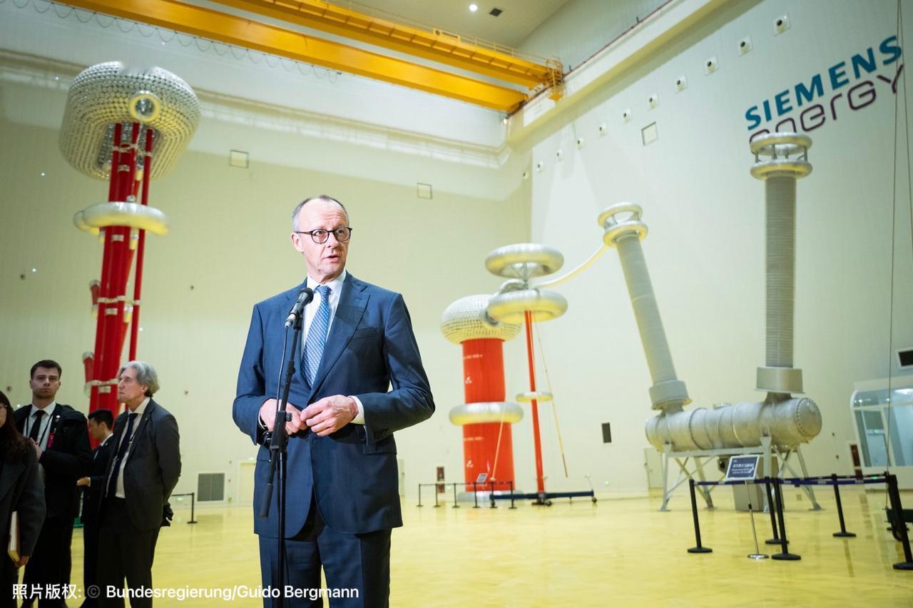 在中国访问的第二天，联邦总理弗里德里希·默茨亲自考察了德国和中国的企业。在北京，