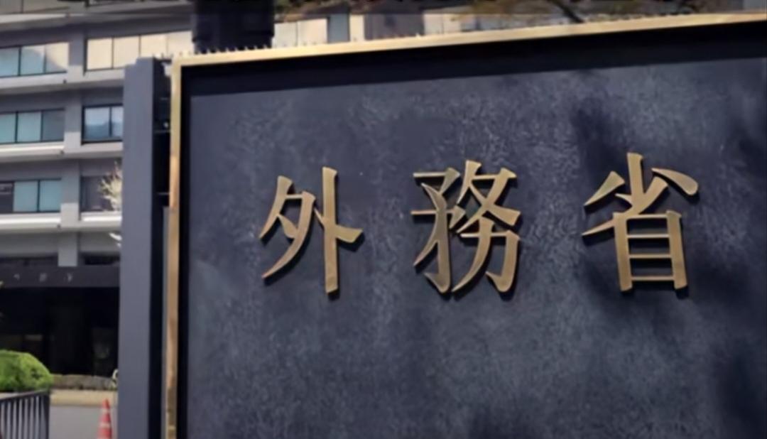 日本外务省高官今日17日访华，已从羽田机场出发。主要目的是要与中方商谈关于高市早
