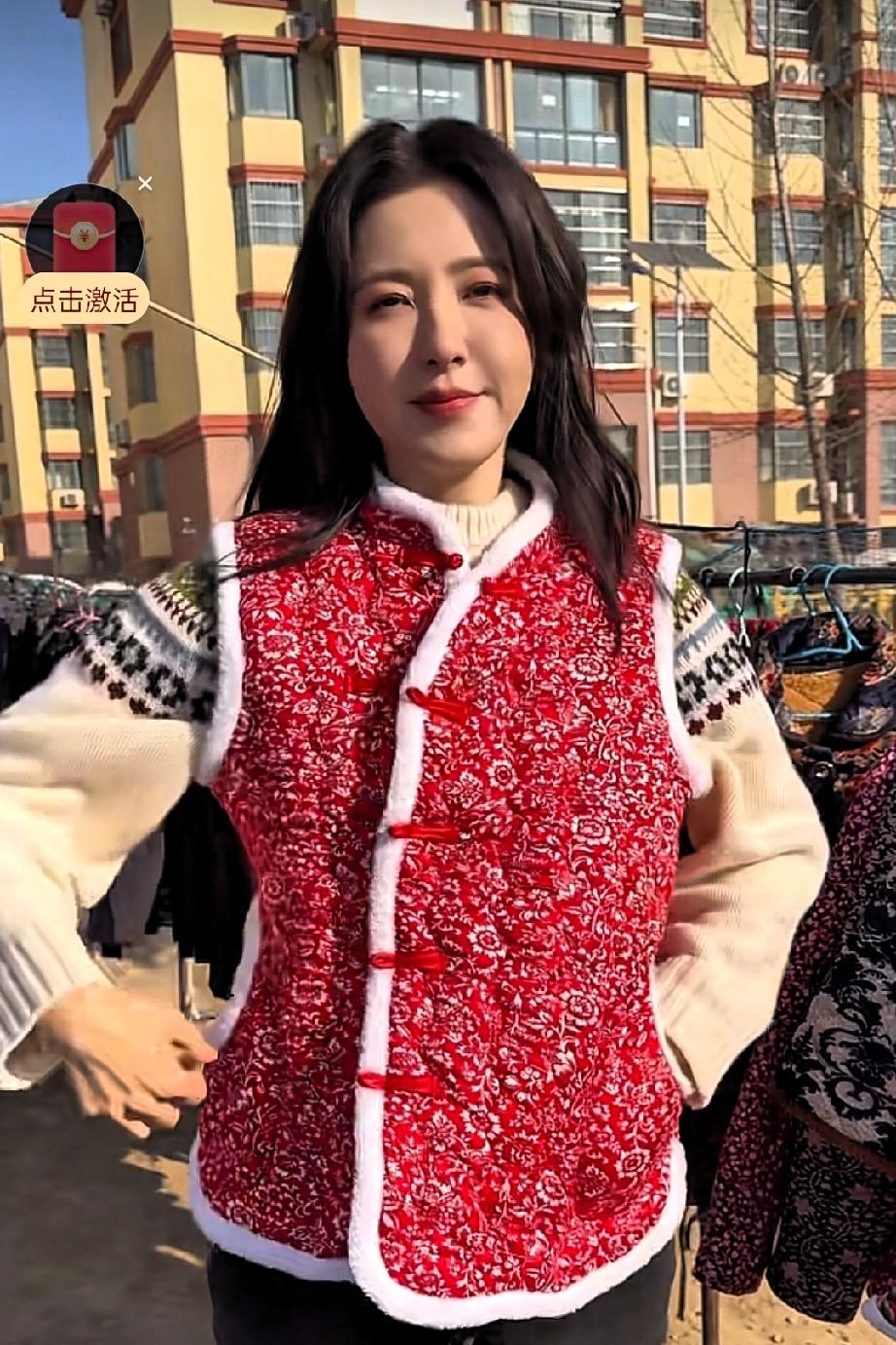 这是曾黎在集市上买的一件花布马夹，这种马夹又软又暖和穿着非常舒服，而且价钱还特便