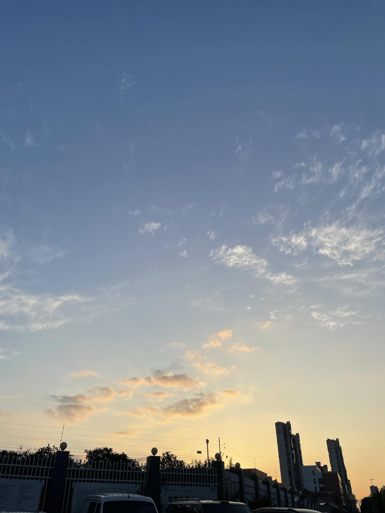 这是早上的蓝天白云，不是夕阳哦。