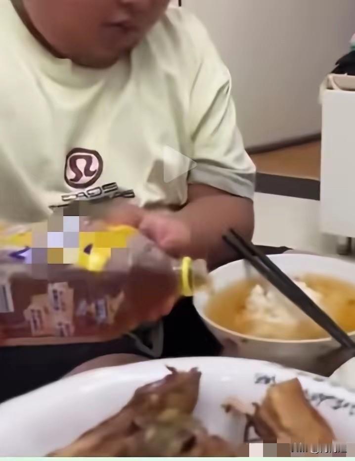 男子反对儿子吃饮料泡饭。儿子正眼都不看一下＂就要吃＂。妻子竟然满脸不屑无动于衷，