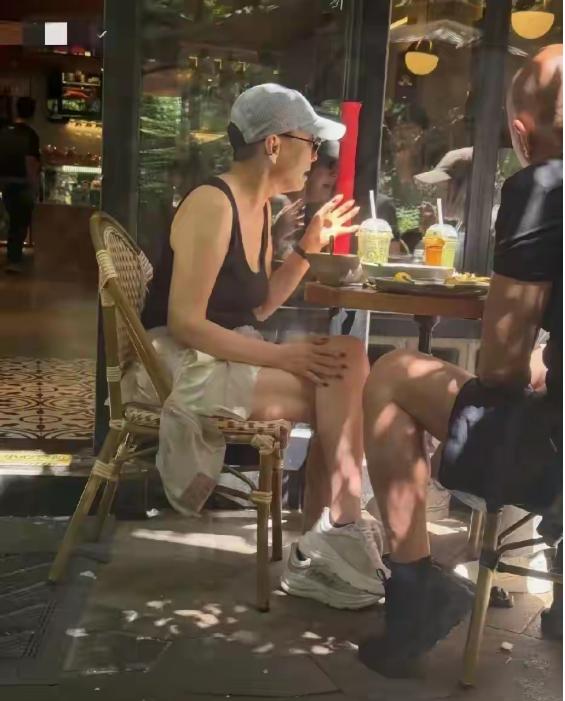 喜剧女王春晚常驻宋丹丹越来越不对劲了，倒不是因为她变老了，而是66岁的她居然还能