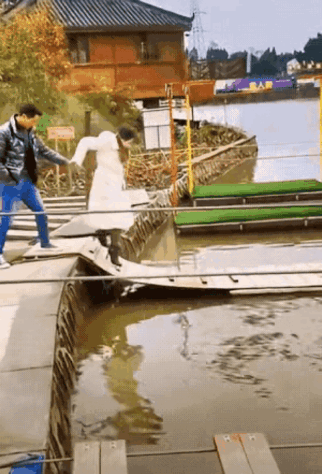 厉害了我的姐！穿着高跟还能如履平地一般地小跑过桥，一般人做不到啊！