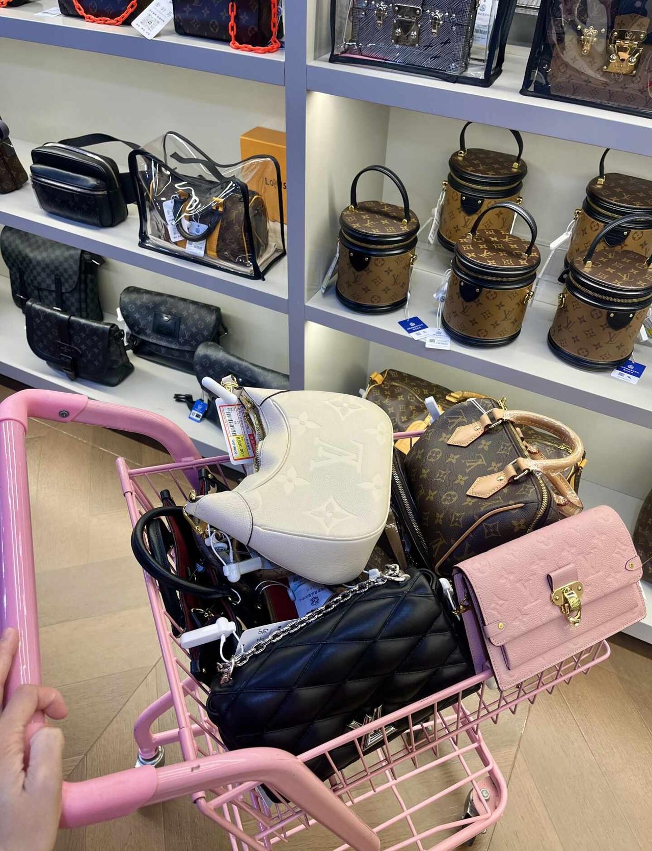 放暑假和闺蜜勇闯广州二奢店！！！装了一车
没人能空手离开广州😭😭😭来广州旅