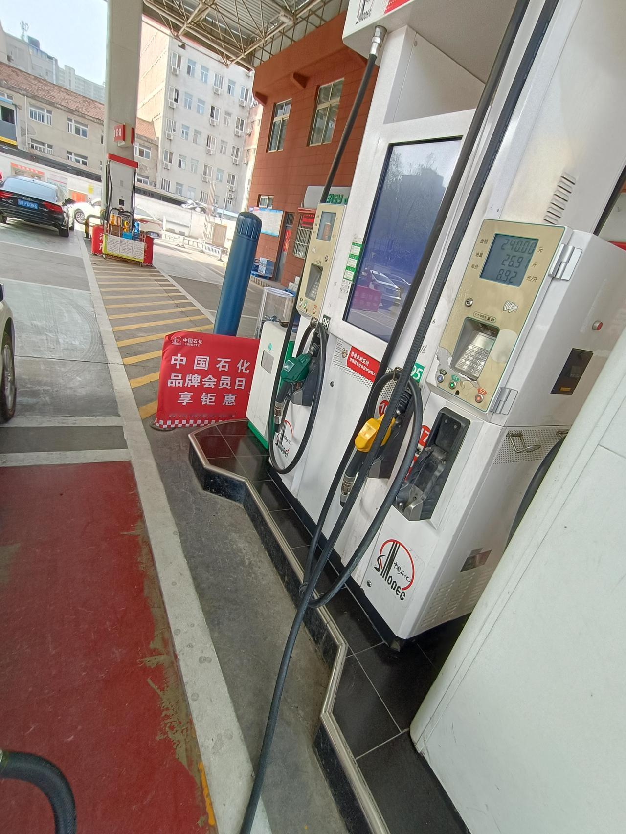 油车最近真的伤不起啊！[捂脸]
今早和家人打算去袁家村逛，提前跑去加油，问了下加
