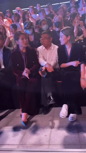 刘涛和马伊琍一看就是很不熟，寒暄一句便没了话说，一个不停整理袖子掩饰尴尬，一个各