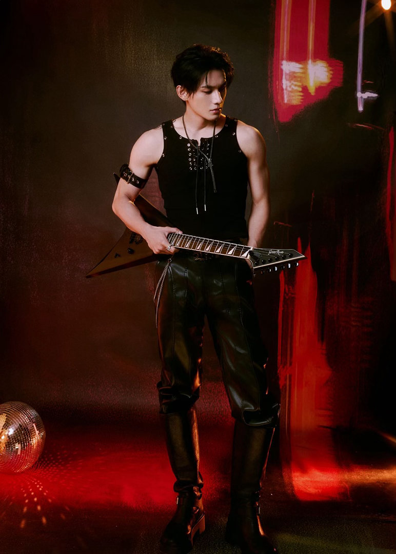 姚琛好稳侯佩岑演我看姚琛跳舞 初舞台全开麦实力在线，姚琛不依靠剪辑加持，唱跳兼顾