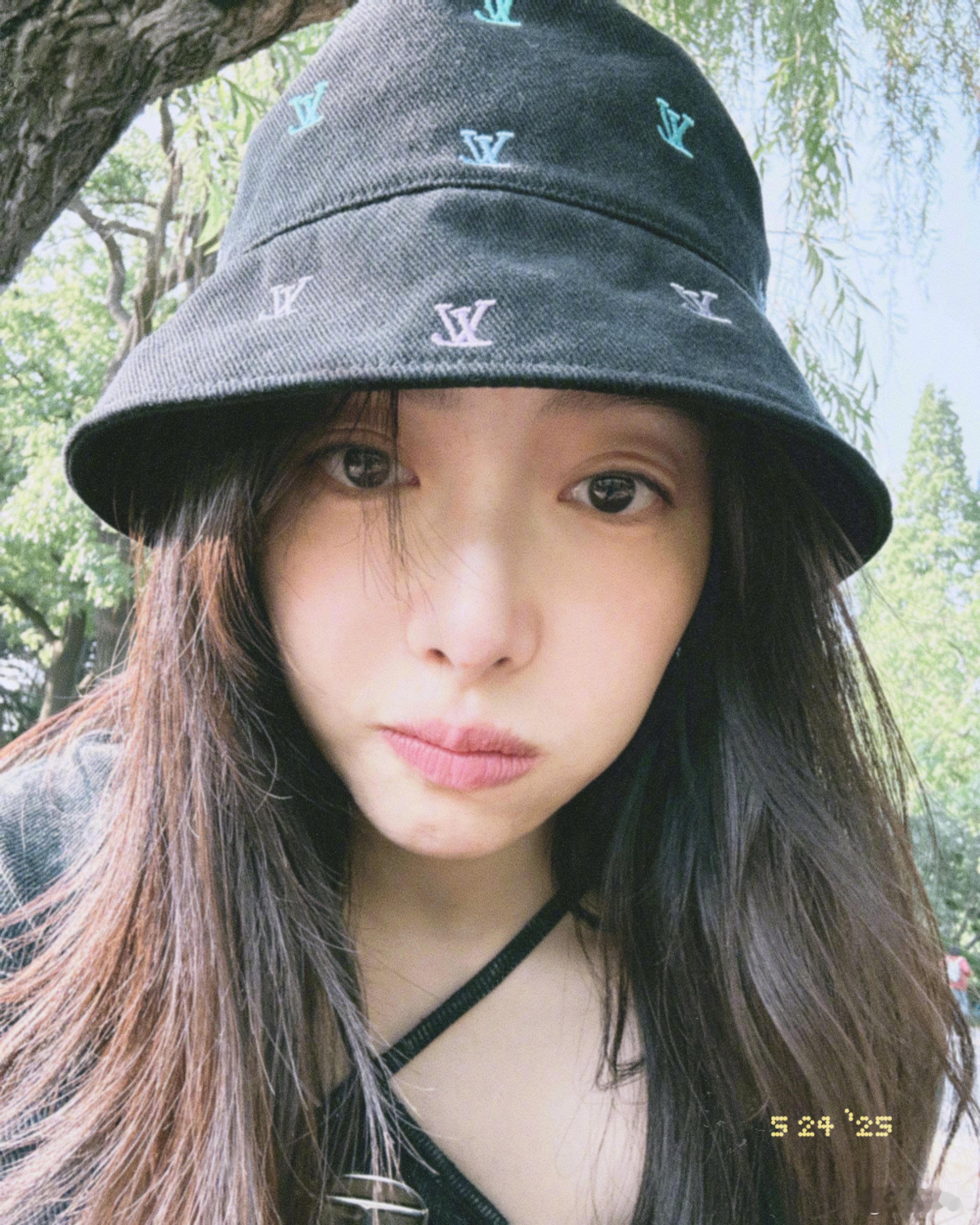 宋茜张佳宁聚餐后拉手聊不停宋茜在复制粘贴的时代，你是手写的诗