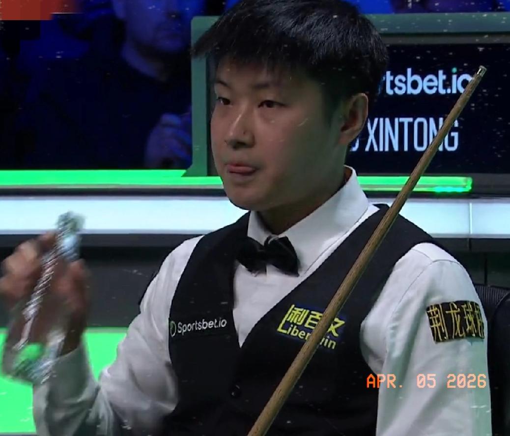 赵心童球员锦标赛决赛最新消息：
第一局，赵心童68-30领先38分，台面剩1红球