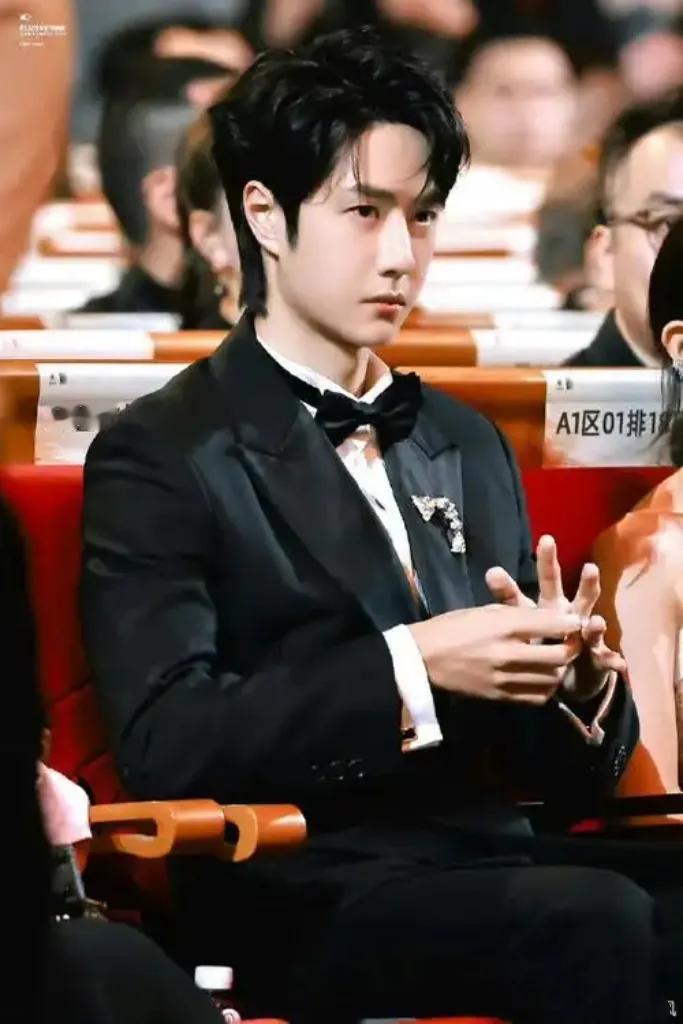 王一博荣登亚太U30杰出青年领袖榜。他不仅是演员、歌手，还是赛车手及时尚达人。凭