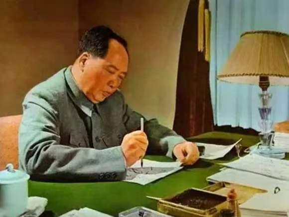 一位外国人说，过去说毛主席做错的事，现在看来都是最正确的事，是有远见的事。任何人