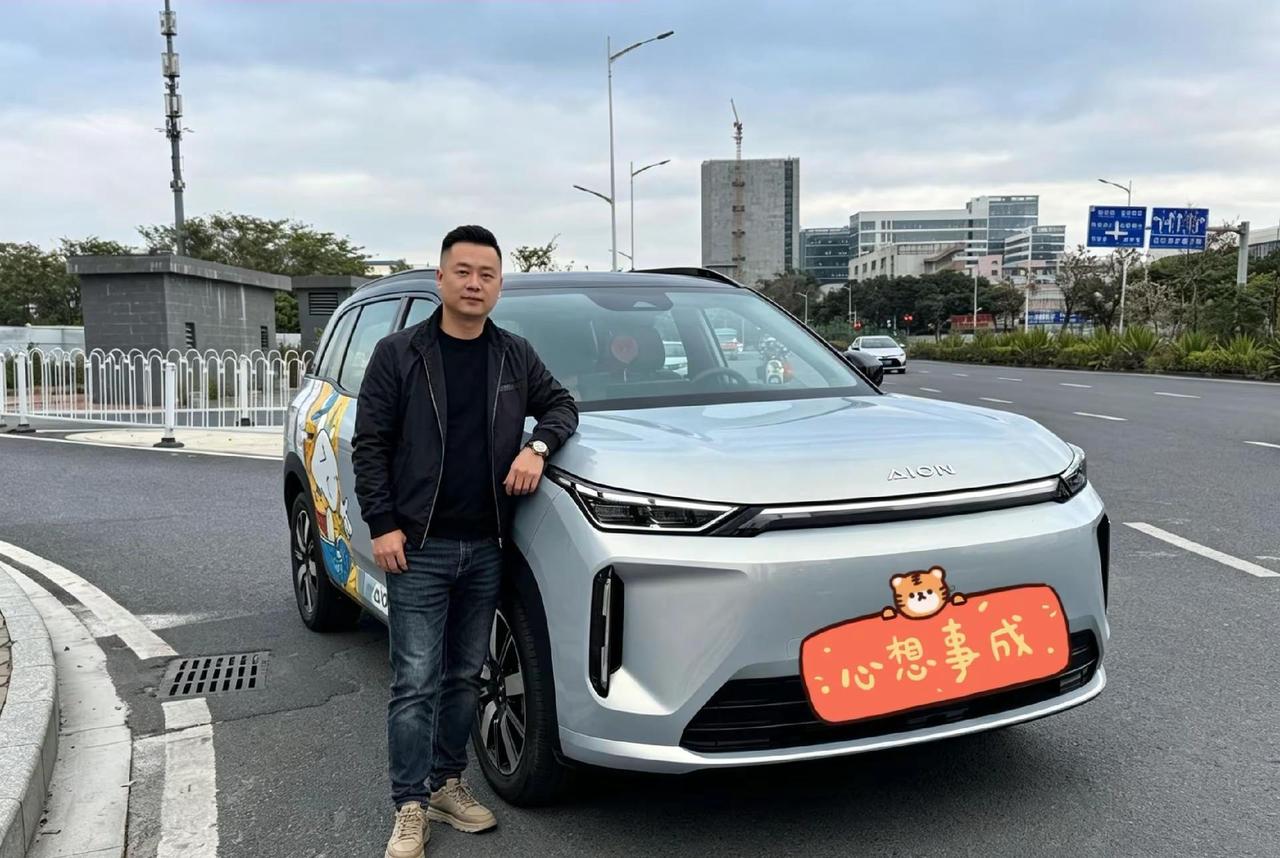 周末一家五口满载埃安i60前往广州游玩，全程乘坐感受超出预期。后排地板纯平，父母