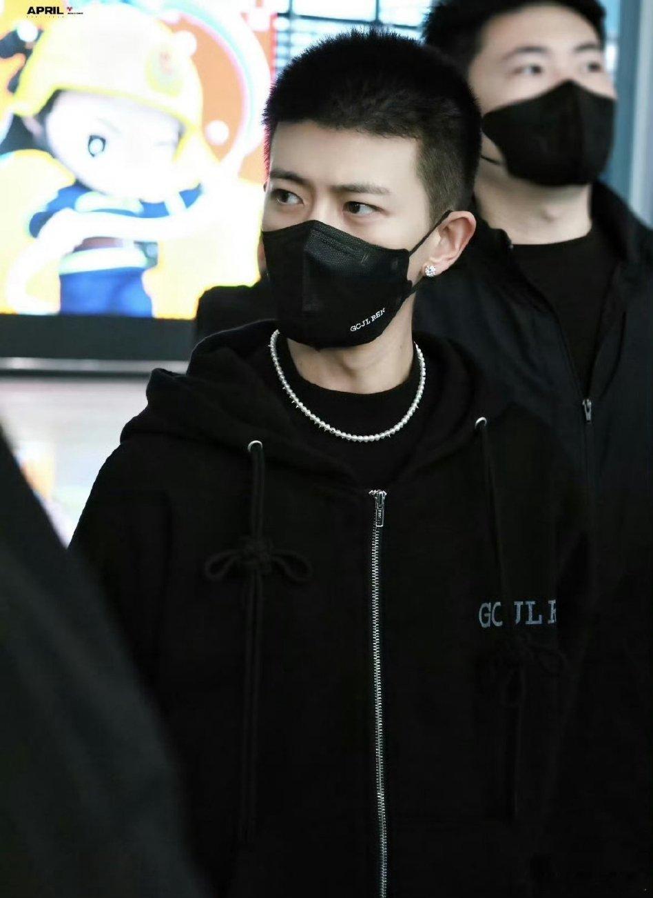 任嘉伦 刘雨昕 刘轩丞 周翊然 井汲大翔都到达新加坡路透，马上就要微博文化交流之