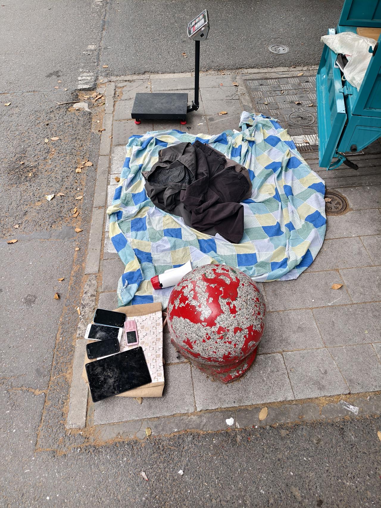 ——小区门口回收旧衣物，慢慢看淡捐赠这件事!
 
      今早又看到小区门口