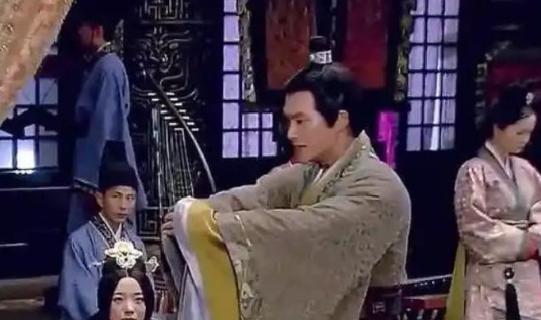 卫青军功很大，又没有归隐，为什么最后却可以善终？

卫青能在汉武帝的雷霆手段下善