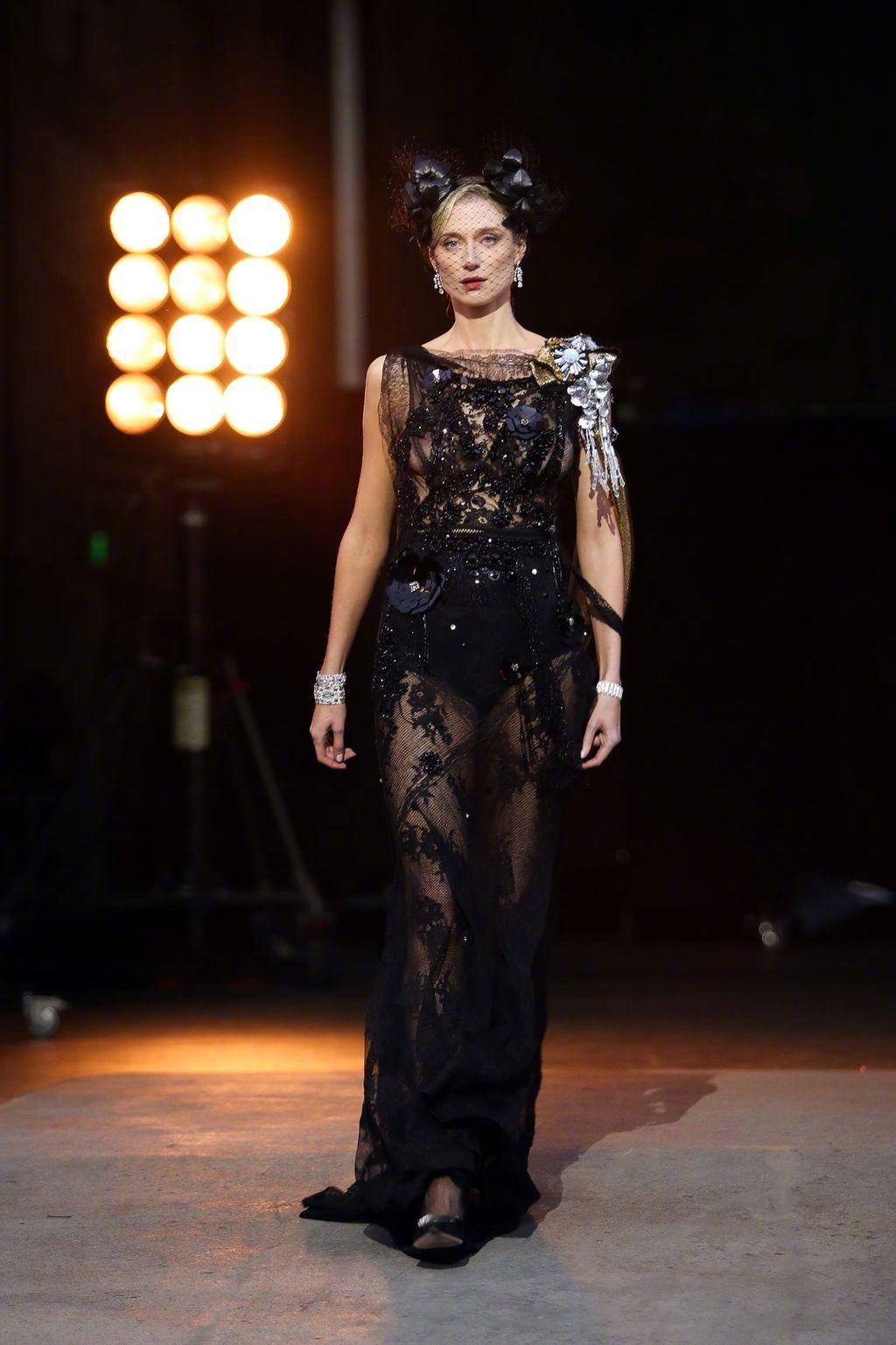 VogueWorld好莱坞盛典 伊丽莎白·德比齐，造型复刻了她2013年参演的《