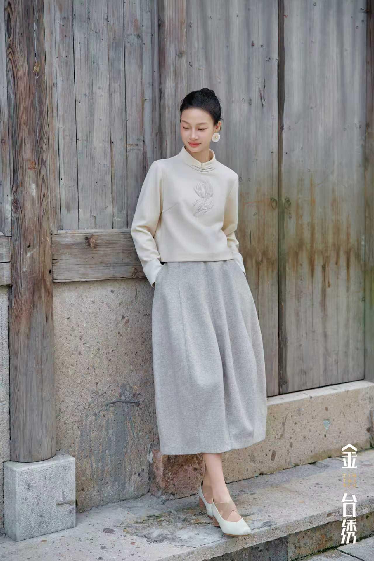 秋尽冬来 温暖相伴
流畅简洁廓形,高级亦自在
柔软内搭共叙,释出流动浪漫
上衣