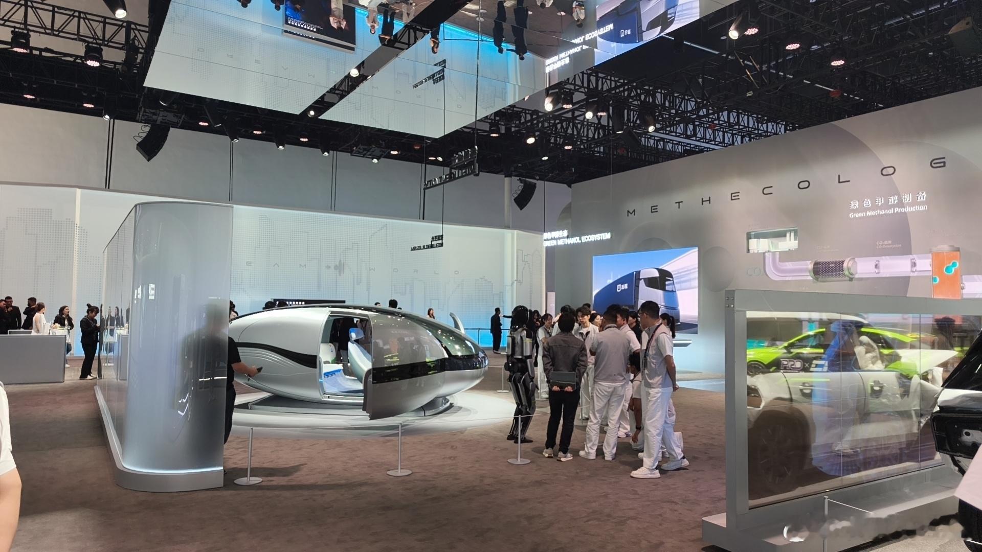 🚗车展现场已经开始人从众了！今日9:40，中国首台原生Robotaxi原型车即