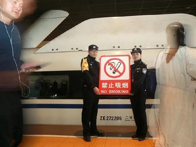 我认为应该高铁站台应全面禁烟
高铁站台必须禁止吸烟。高铁站台人员密集，空间相对封
