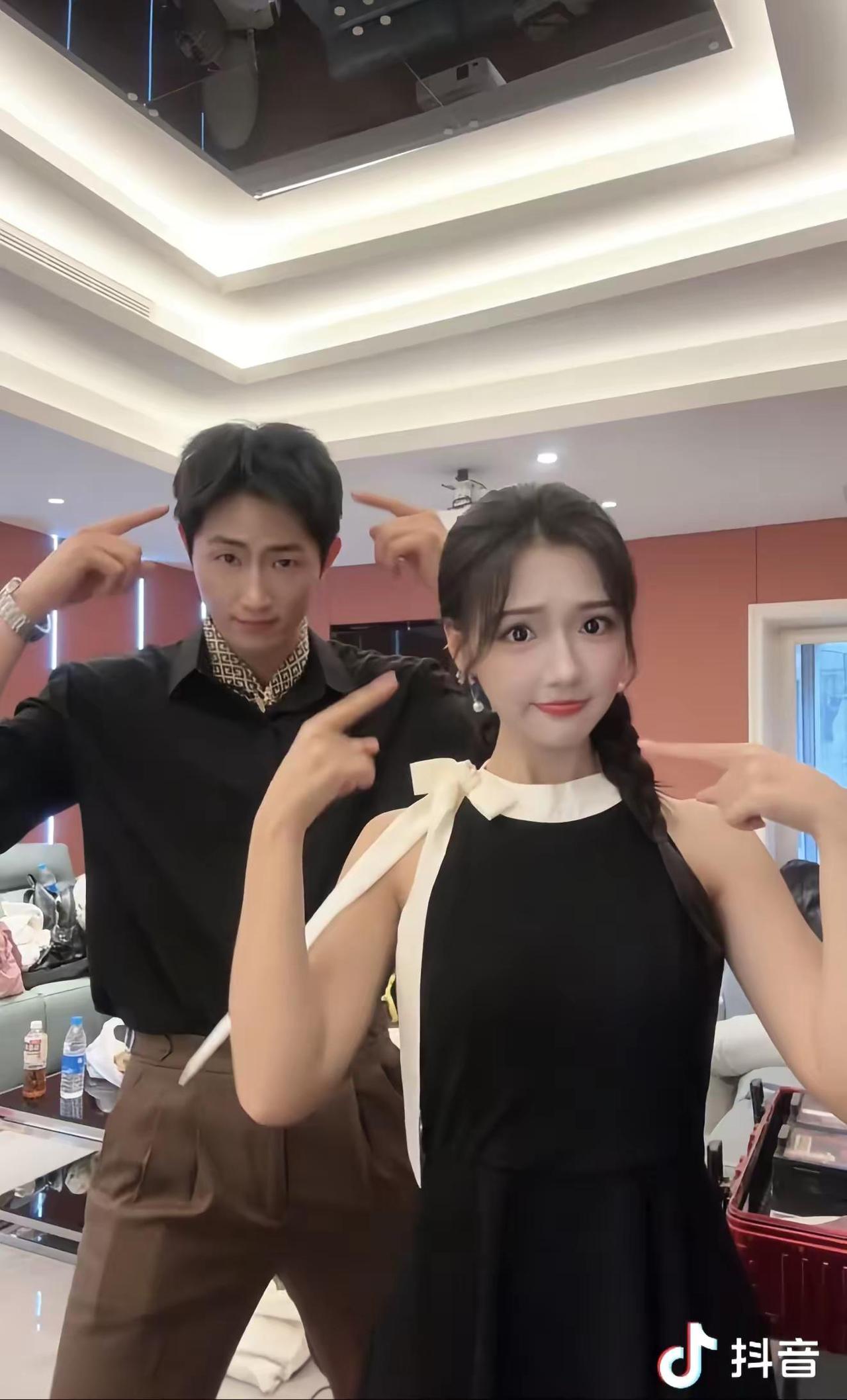 王凯沐小时候跳的手势舞哈哈🔥珍藏版。王凯沐 俊男靓女