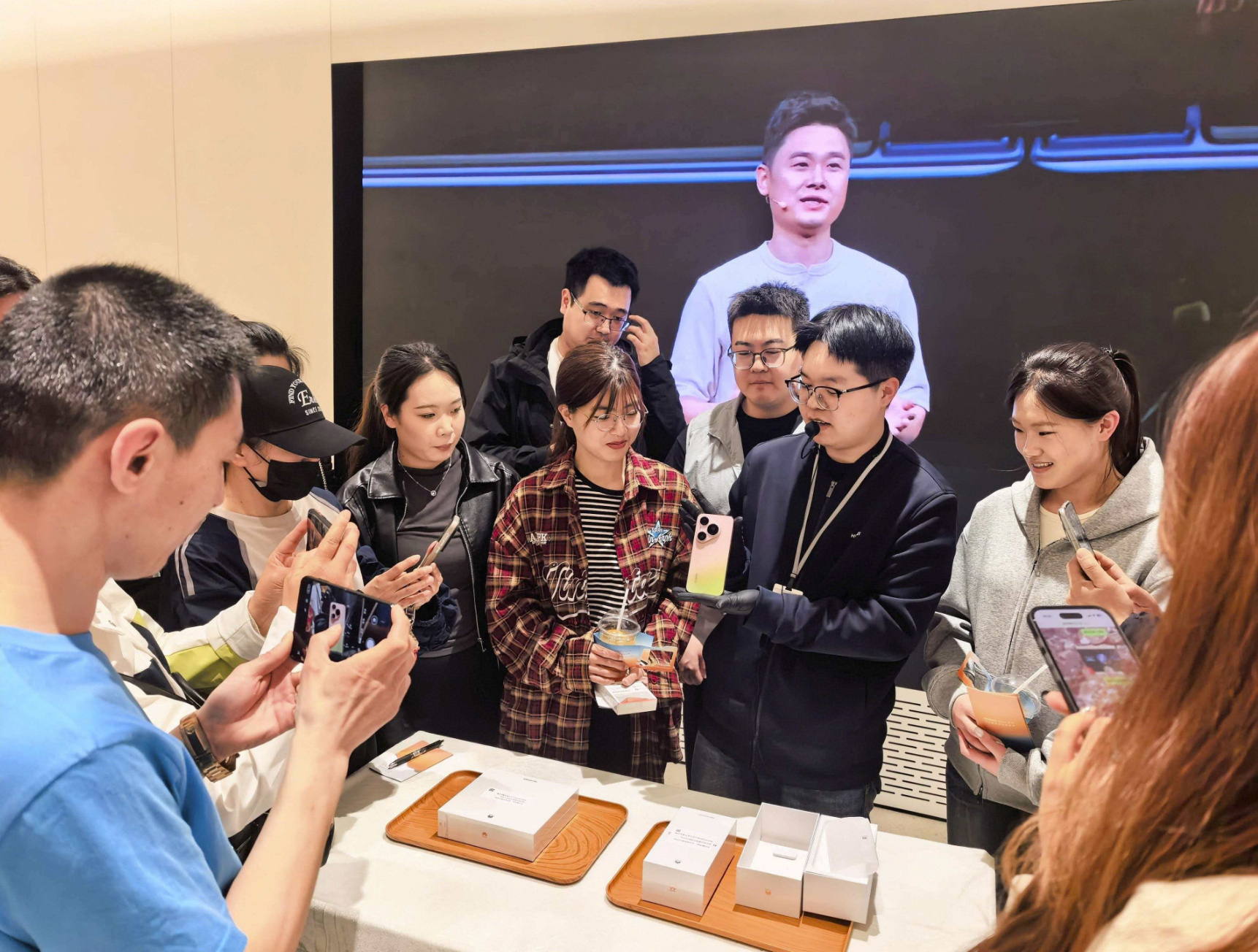 华为Pura 90系列的颜值很高啊，小姐姐们应该喜欢，不知道女性机主占比高不高。