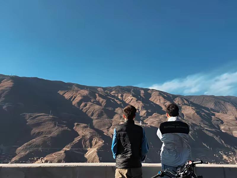 说个实在的，能把房车床车玩转的，没几个是真穷的。

你说那是穷游？那我得给你算笔