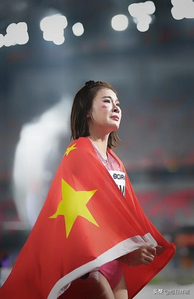 吴艳妮：三年前没有成绩，三年后站上领奖台，你就是最棒的！三年时间她从抢跑被罚到亚