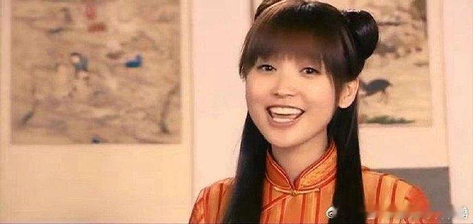 #金莎唱北京欢迎你时孙丞潇才8岁# 金莎唱响《北京欢迎你》时，孙丞潇还是8岁孩童