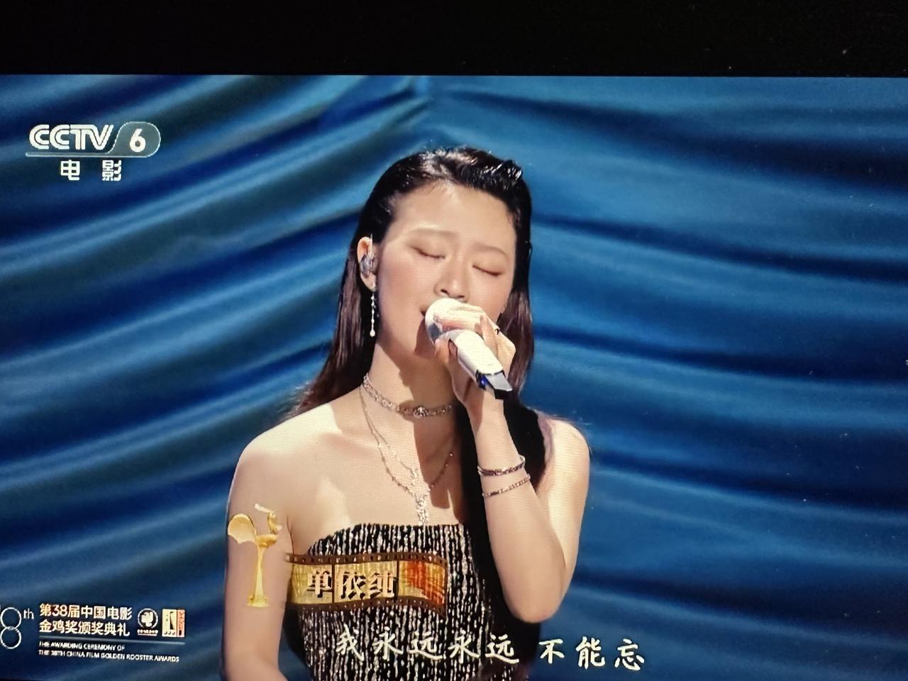 单依纯的《君》上场了！
浅吟低唱、娓娓道来。
已经是第三次听这首《君》了。
说真