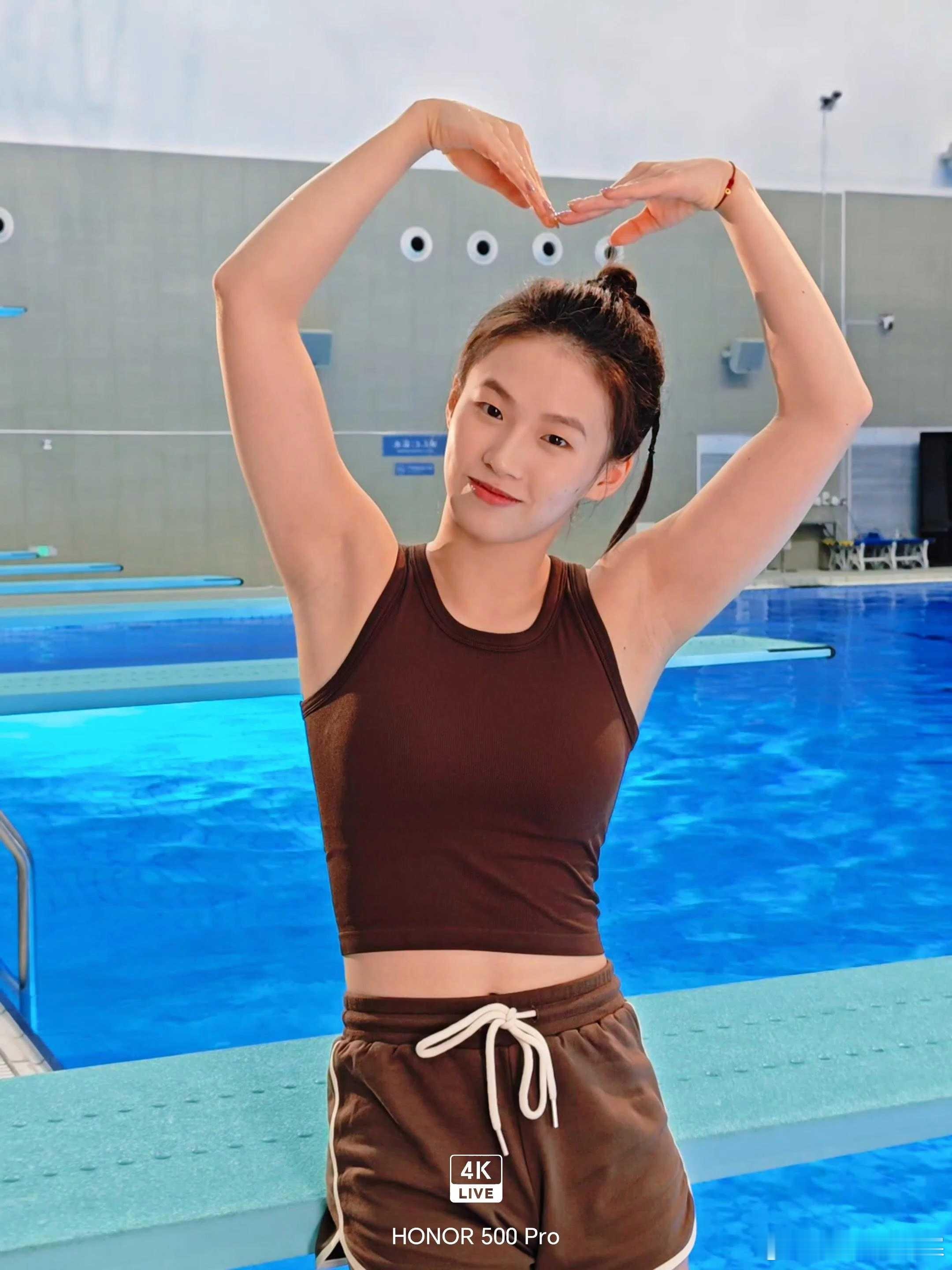 当训练馆的灯光映出第500次翻腾的水花，当