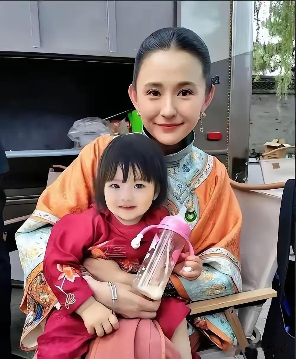 人生就如同给自己开了一个大玩笑一样，热依扎表示，在自己事业在上升期的期间，却生活