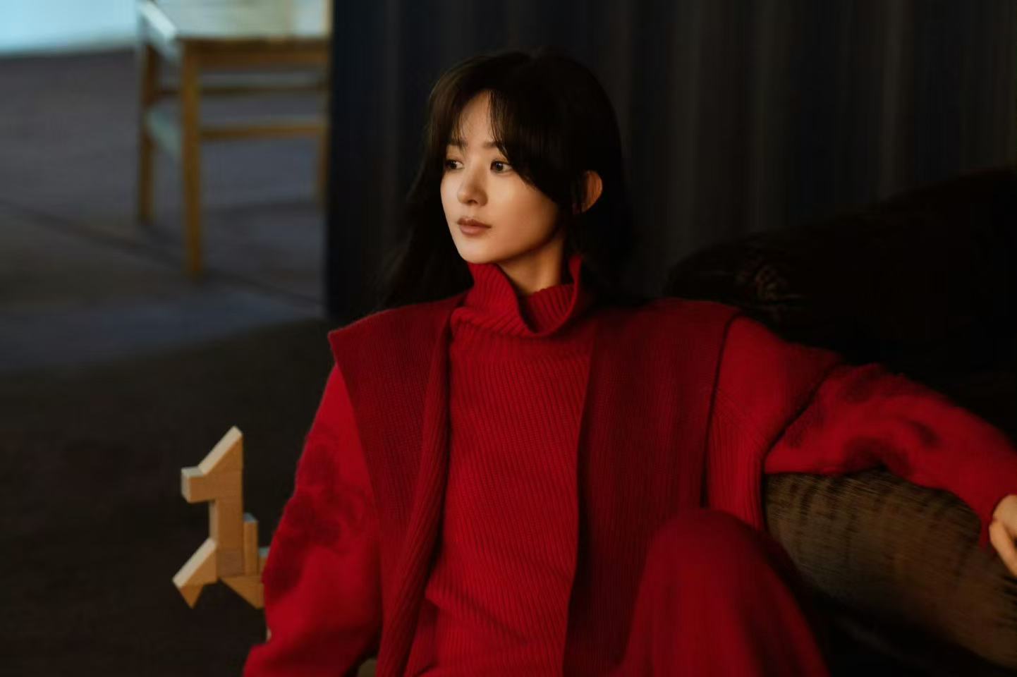 赵丽颖红毛衣look 赵丽颖冬日红毛衣套装look来啦～好温暖的感觉！ 