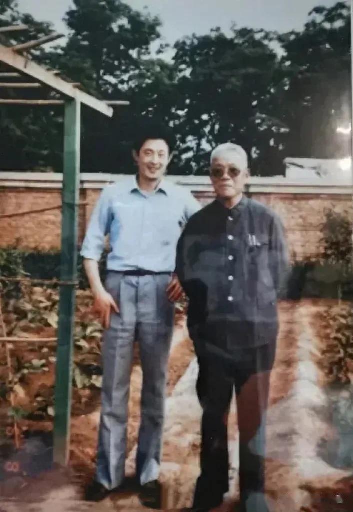 一张罕见合影，大家知道右边戴墨镜的那位著名将领是谁吗？他从东北一直打到海南岛，是