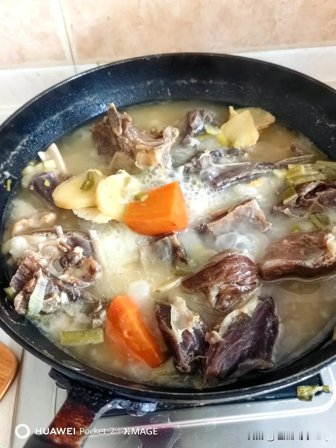 干羊肉烩酸菜，你们吃过吗？昨天中午的菜，这两天鄂尔多斯气温下降，家里外面都感觉冷