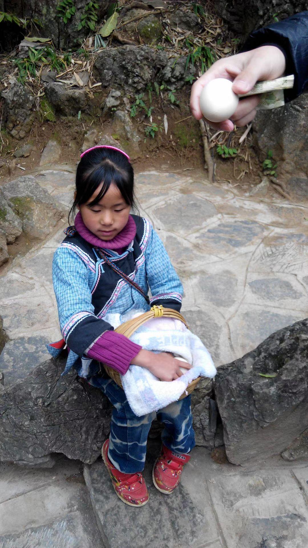 十年前在贵州安顺市拍摄的卖鸡蛋的布依族小姑娘，现在应该上大学了吧……