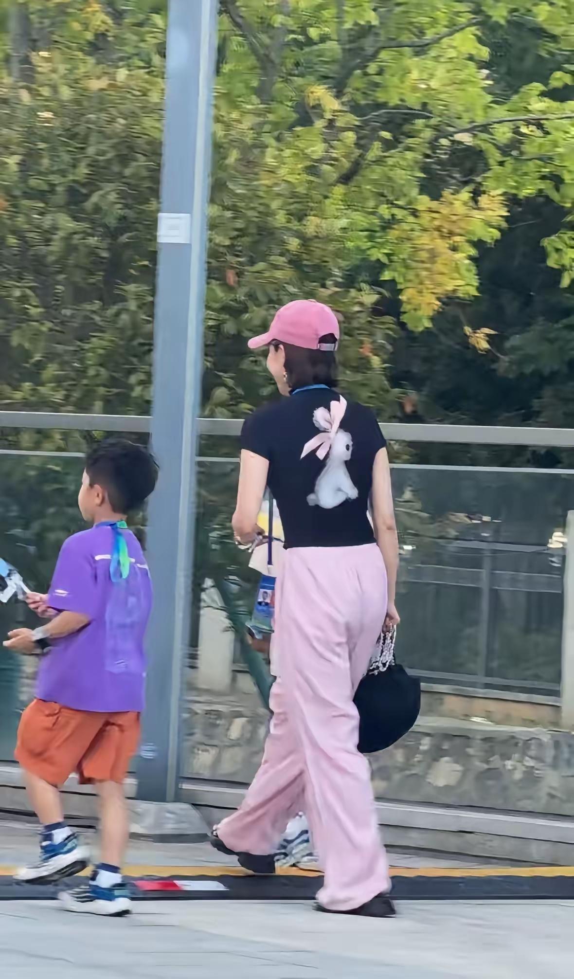 马龙的老婆夏露，这状态真的是太好了，带着两个儿子出街，穿着黑色的T恤，粉红色的裤