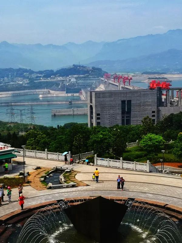 钱这东西，不同场景下在乎程度不同。就说三峡大坝，到2025年8月光卖电收入就比修