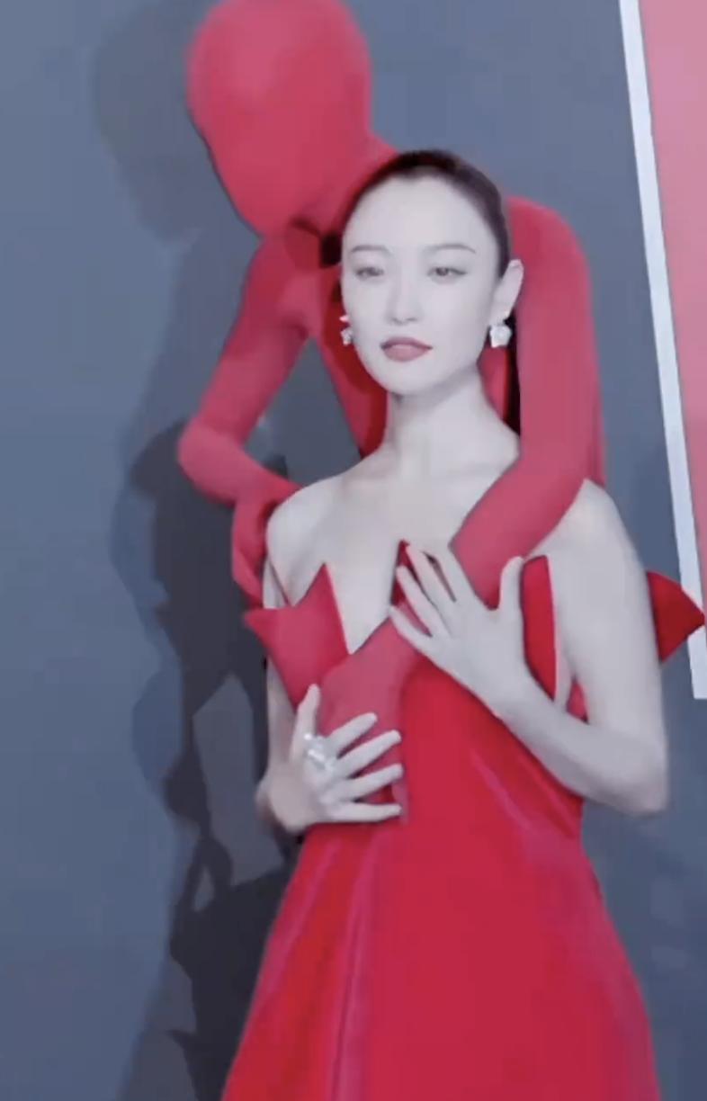 倪妮这一身红毯造型，已经不叫惊喜了，而是叫先锋，前卫啊！

真的没几个人敢穿着这