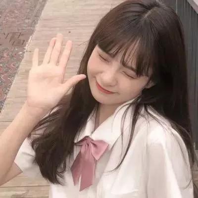 元气少女挥手打招呼，微笑如春风😊